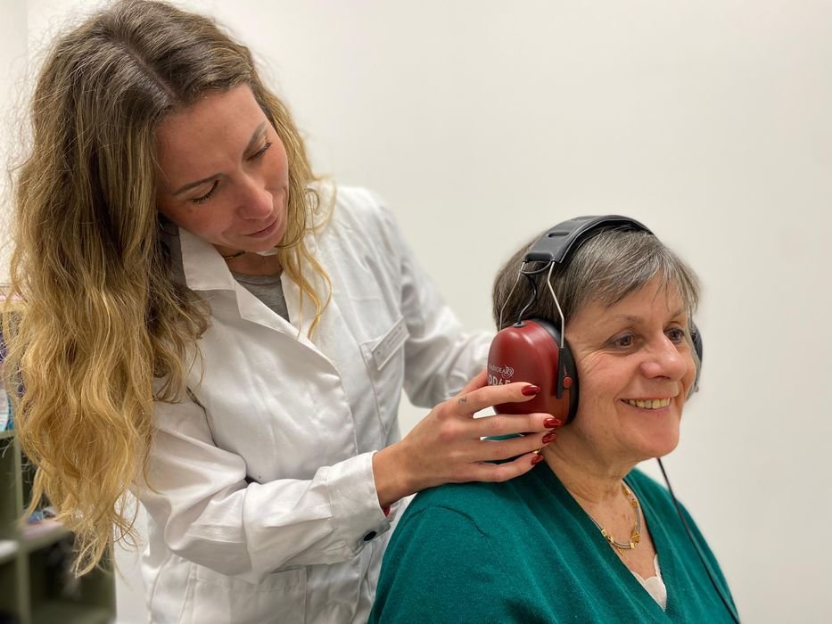 Jennifer Michard, audioprothésiste à Valence, réalisant un bilan auditif avec une patiente